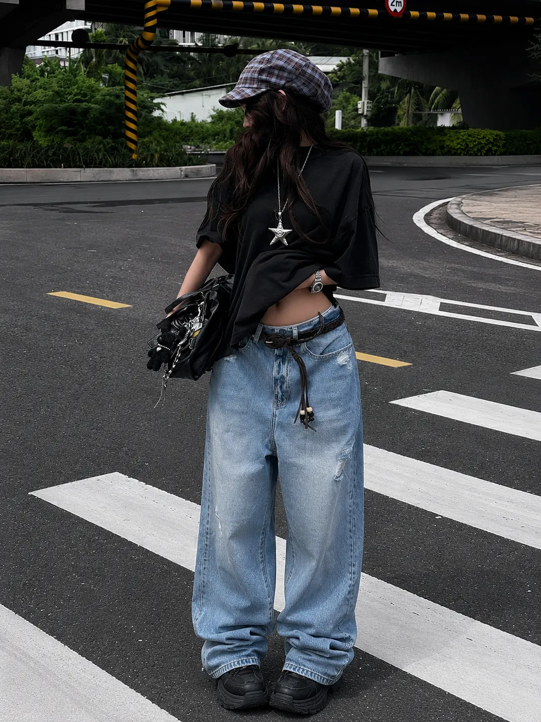 Look 17 baddie streetwear outfit với áo, quần, giày và phụ kiện badgirl street style