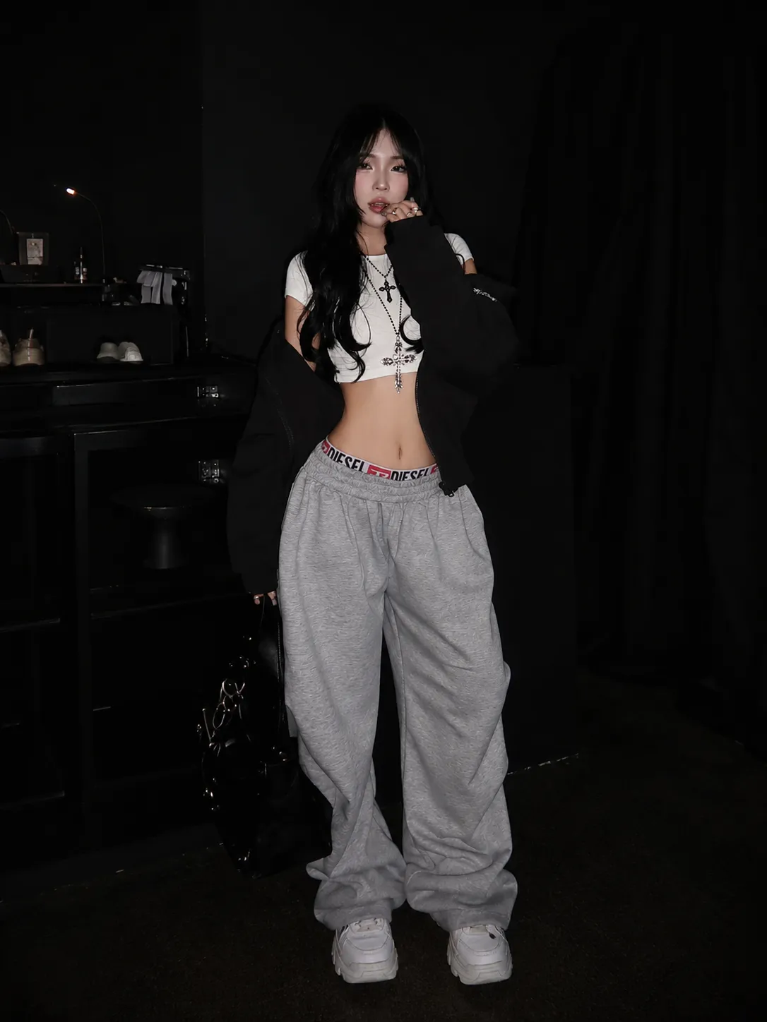 Look 20 baddie streetwear outfit với áo, quần, giày và phụ kiện badgirl street style