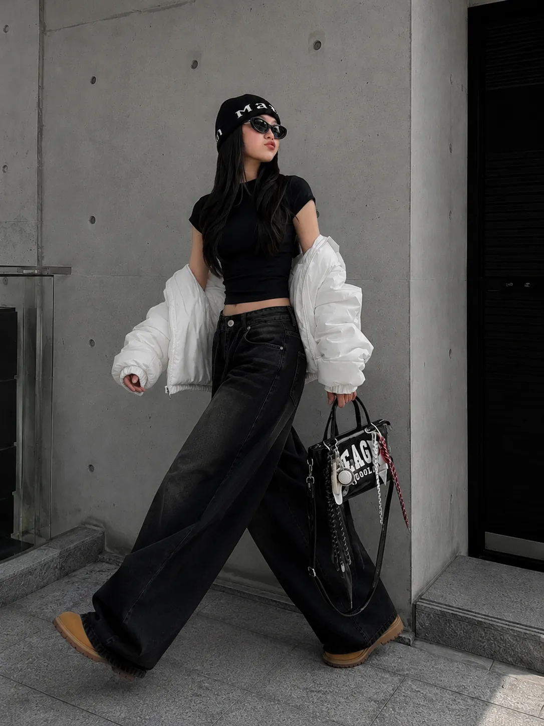 Look 21 baddie streetwear outfit với áo, quần, giày và phụ kiện badgirl street style