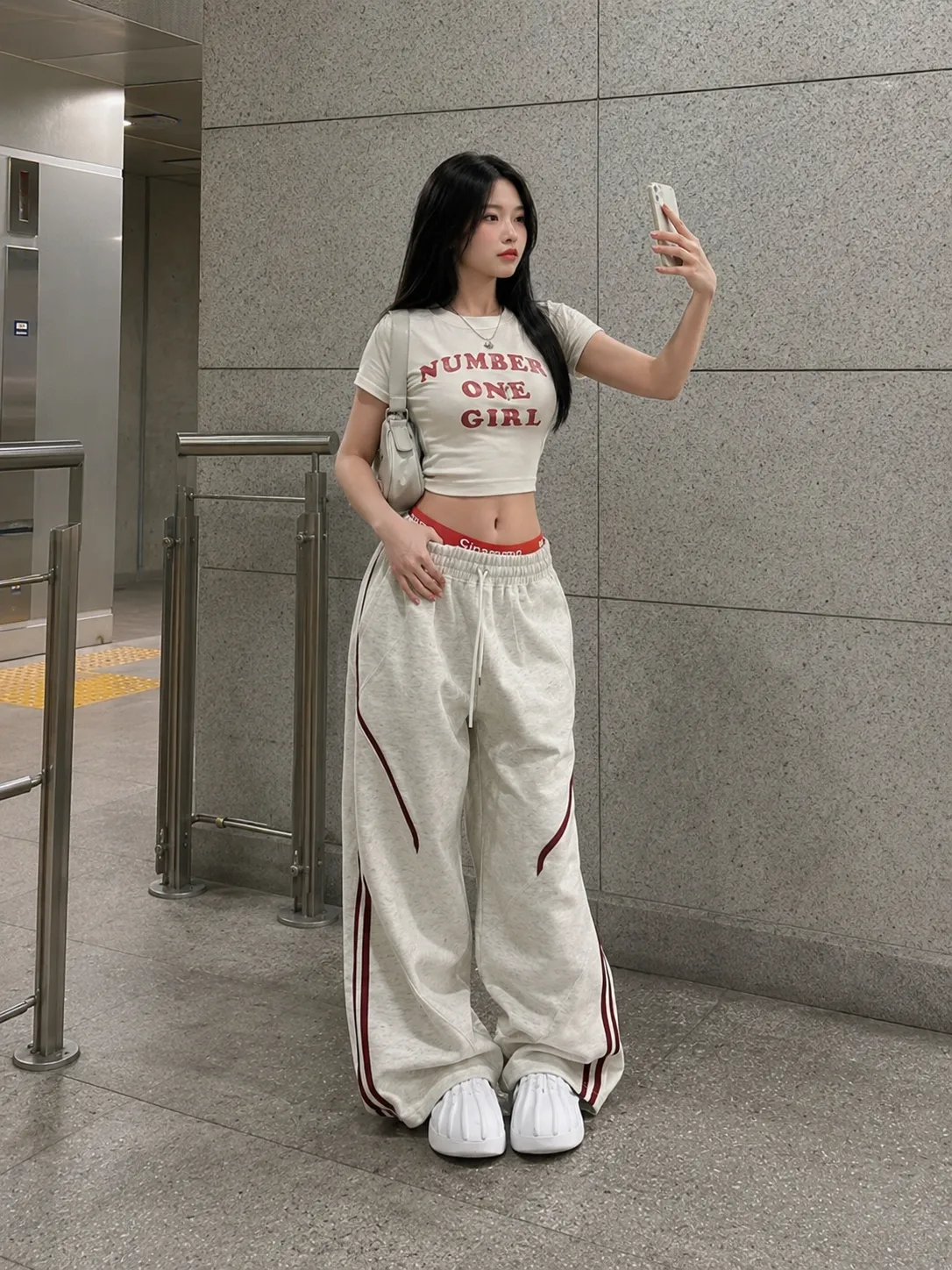 Look 23 baddie streetwear outfit với áo, quần, giày và phụ kiện badgirl street style