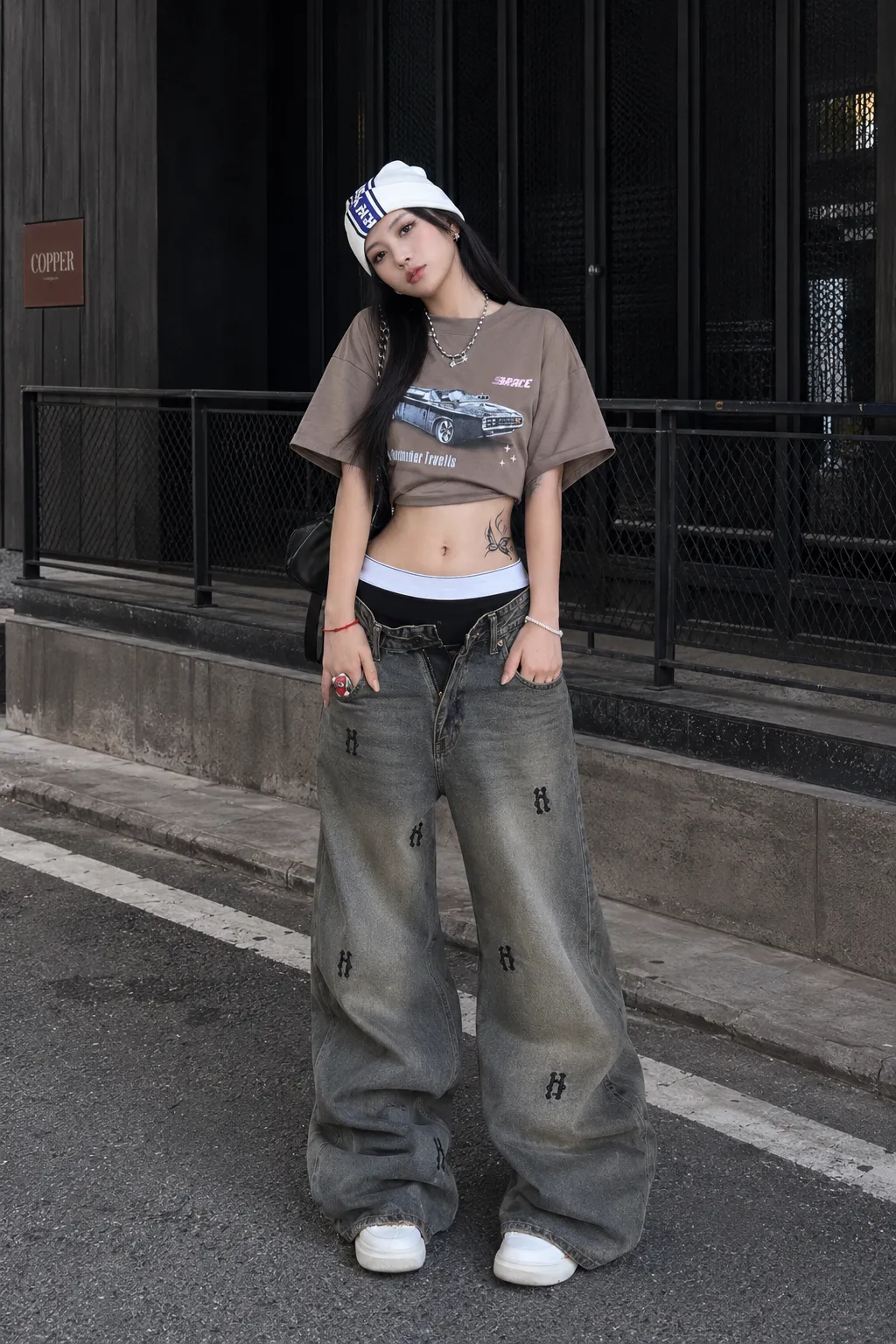 Look 27 baddie streetwear outfit với áo, quần, giày và phụ kiện badgirl street style