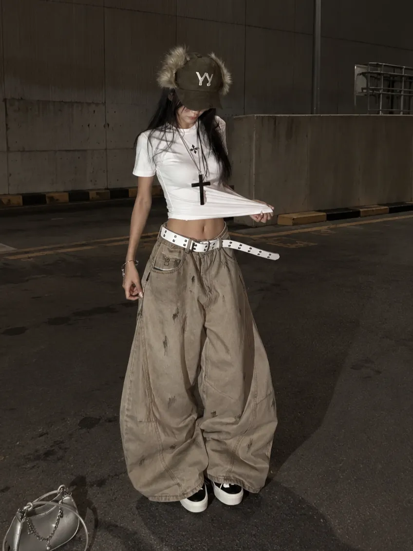 Look 28 baddie streetwear outfit với áo, quần, giày và phụ kiện badgirl street style