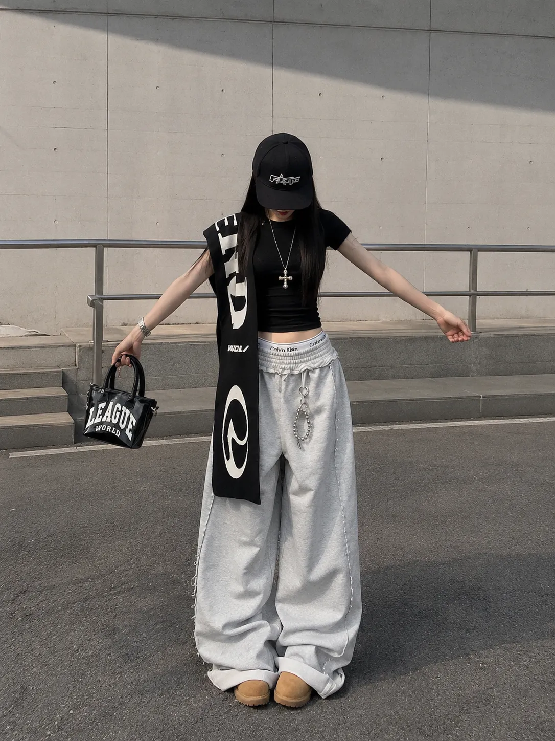 Look 34 baddie streetwear outfit với áo, quần, giày và phụ kiện badgirl street style