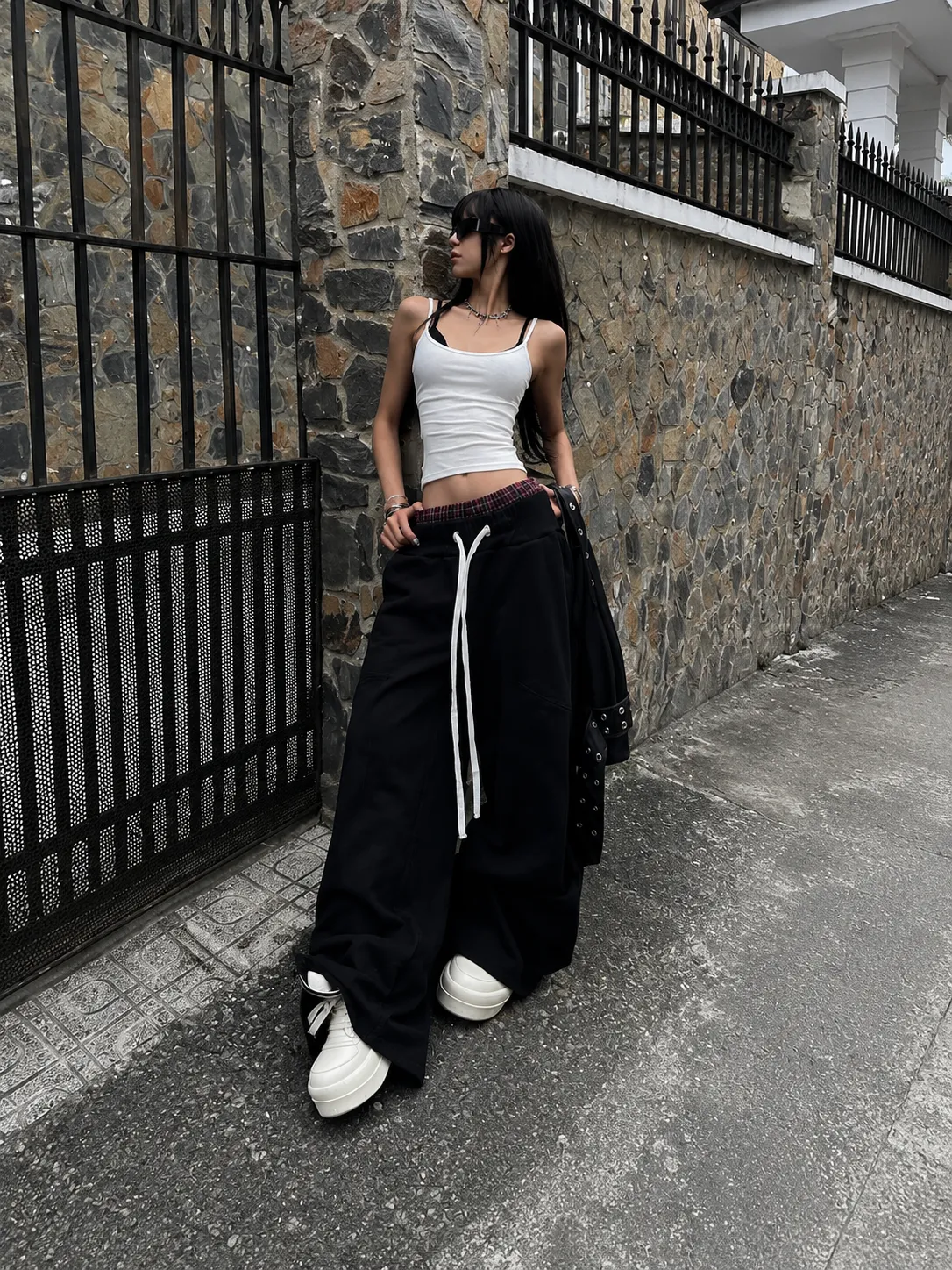 Look 01 e-girl outfit với áo, quần, giày và phụ kiện badgirl street style