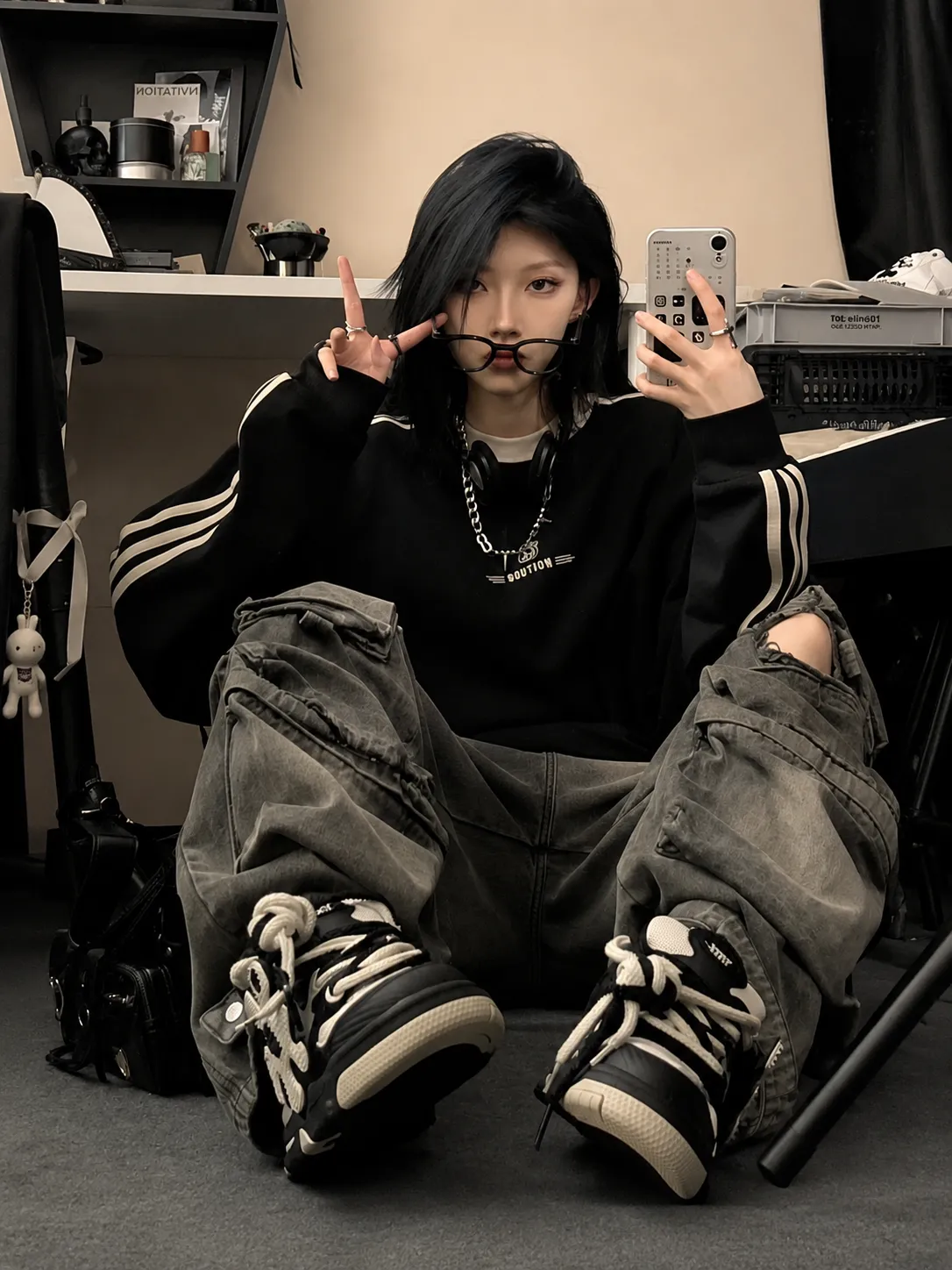 Badgirl aesthetic outfit — leather jacket, platform boots, cá tính mạnh
