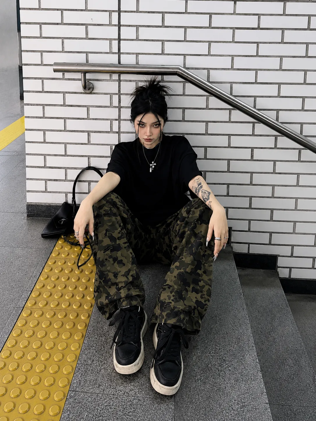 Look 09 goth outfit với áo, quần, giày và phụ kiện badgirl street style