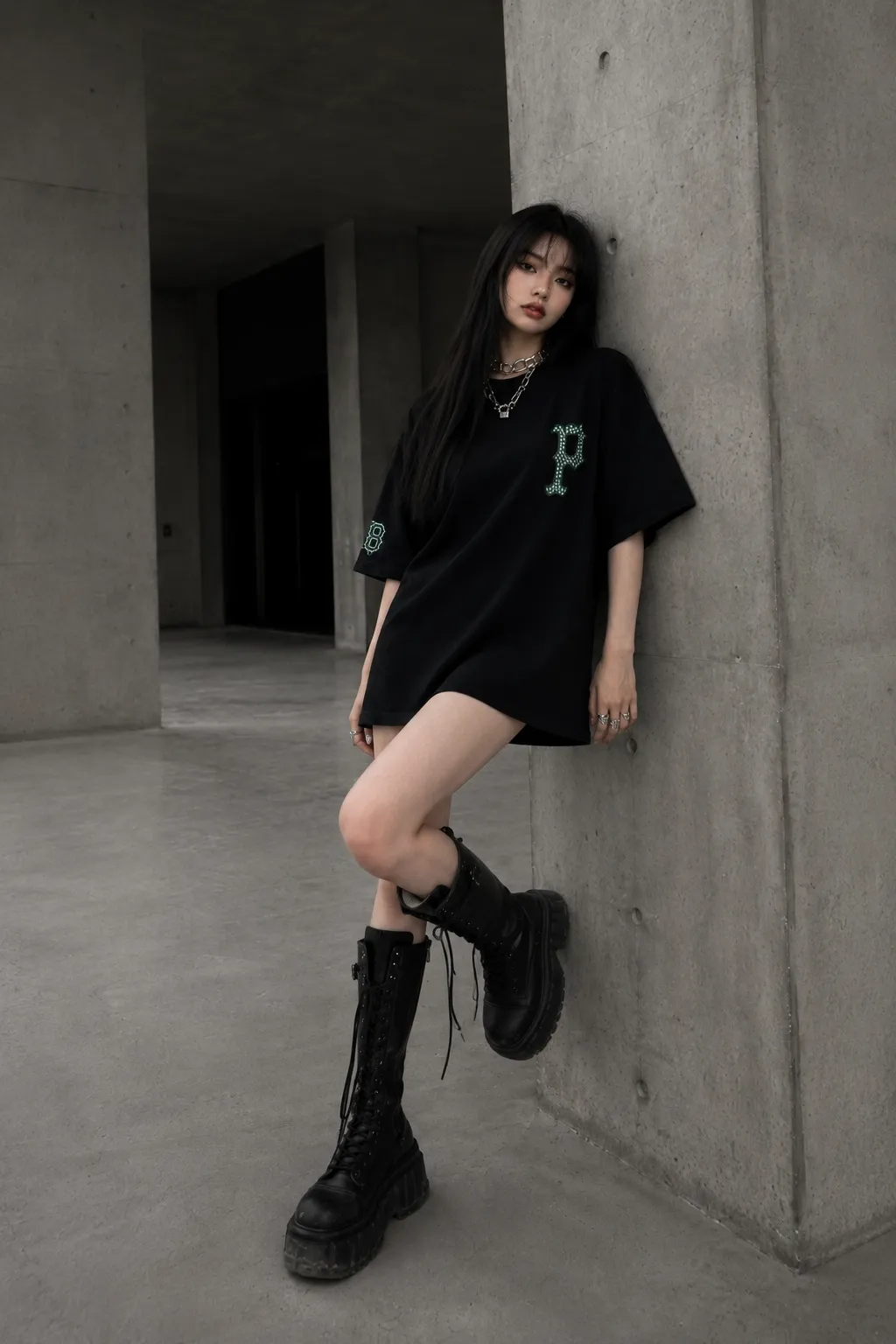 Look 24 goth outfit với áo, quần, giày và phụ kiện badgirl street style