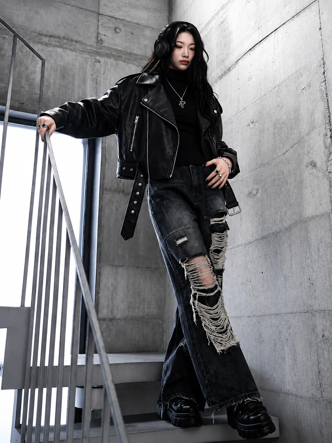 Look 10 punk outfit với áo, quần, giày và phụ kiện badgirl street style