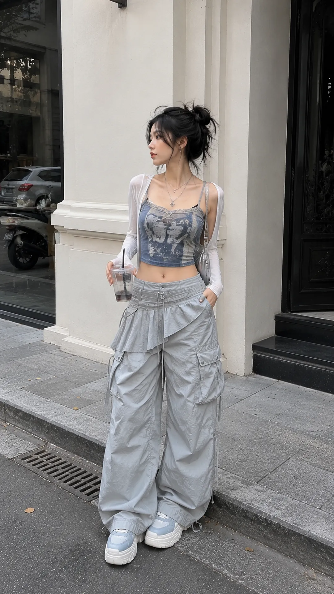 Look 114 Baddie Streetwear với áo corset xanh xám, quần cargo sáng, giày và phụ kiện