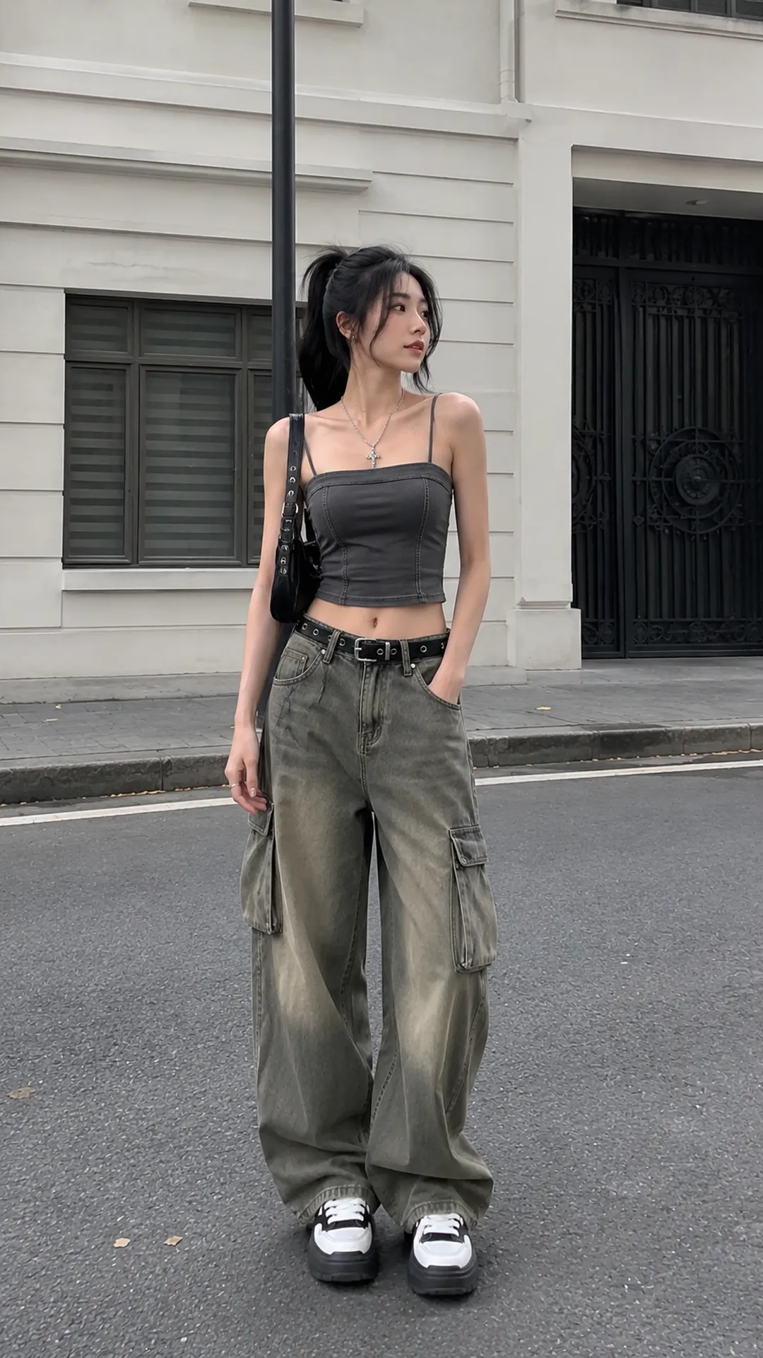 Look 127 Baddie Streetwear với áo quây xám, quần cargo olive, giày và phụ kiện