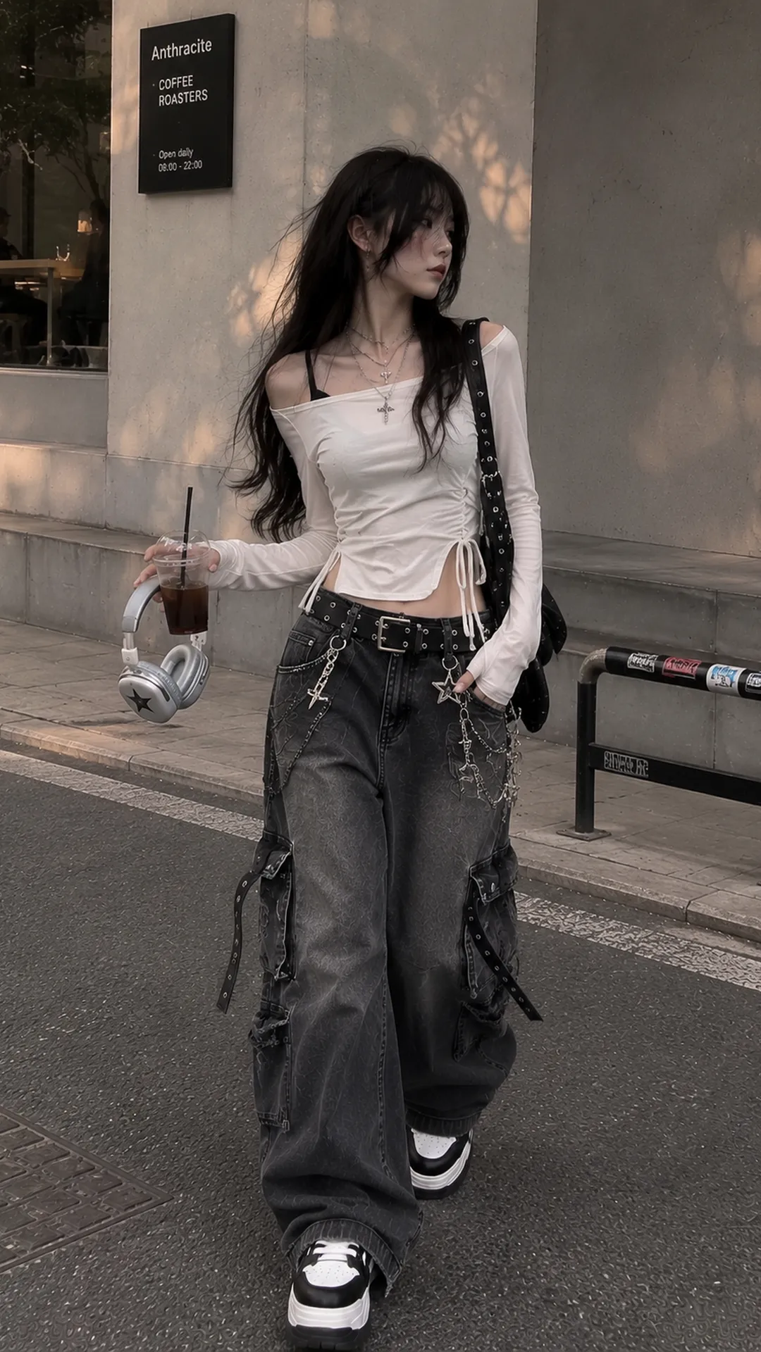 Look 86 Baddie Streetwear với áo trễ vai kem, quần cargo đen, giày và phụ kiện