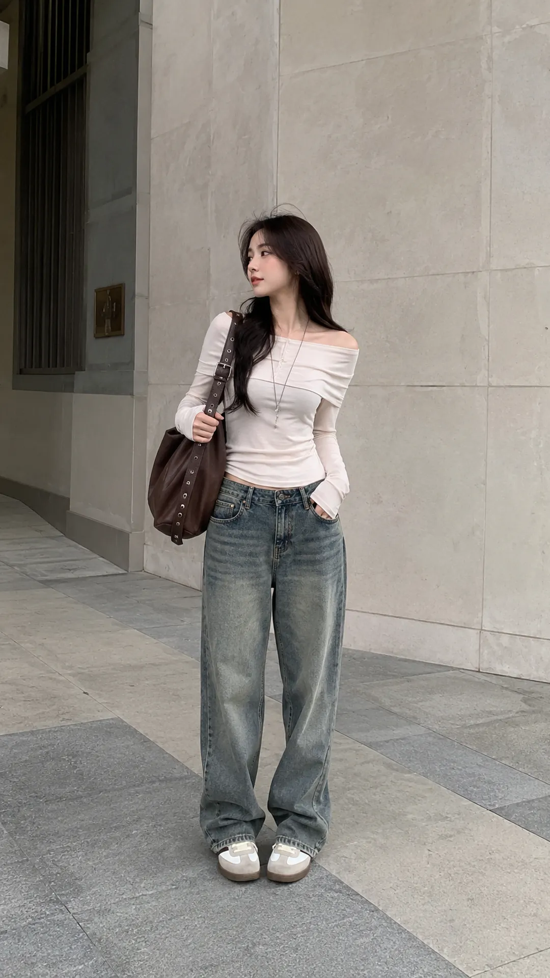 Look 119 Baddie Streetwear với áo trễ vai trắng, quần jean xanh, giày và phụ kiện