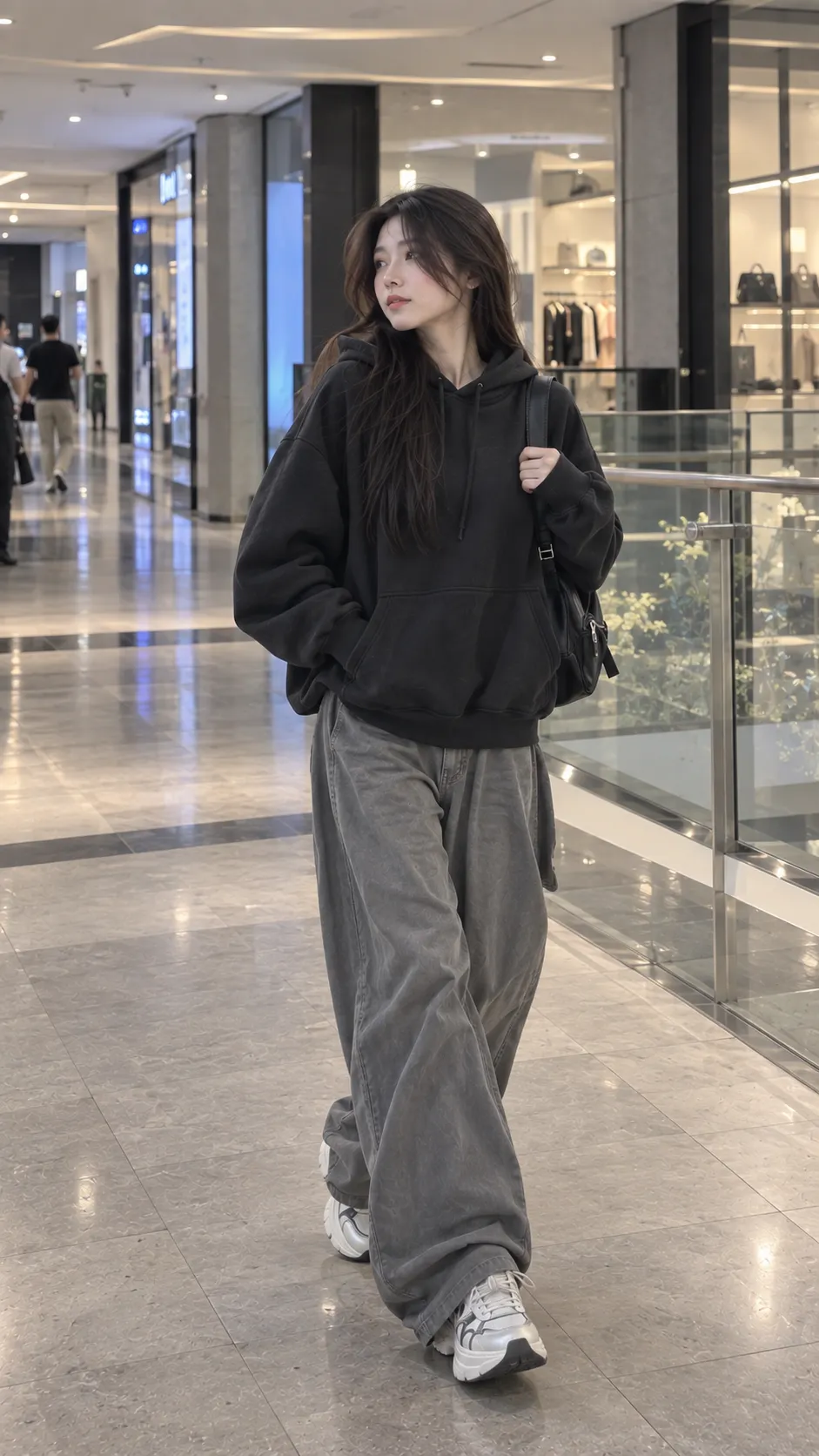 Hoodie oversize đen phối quần baggy xám và sneaker đế dày theo streetwear