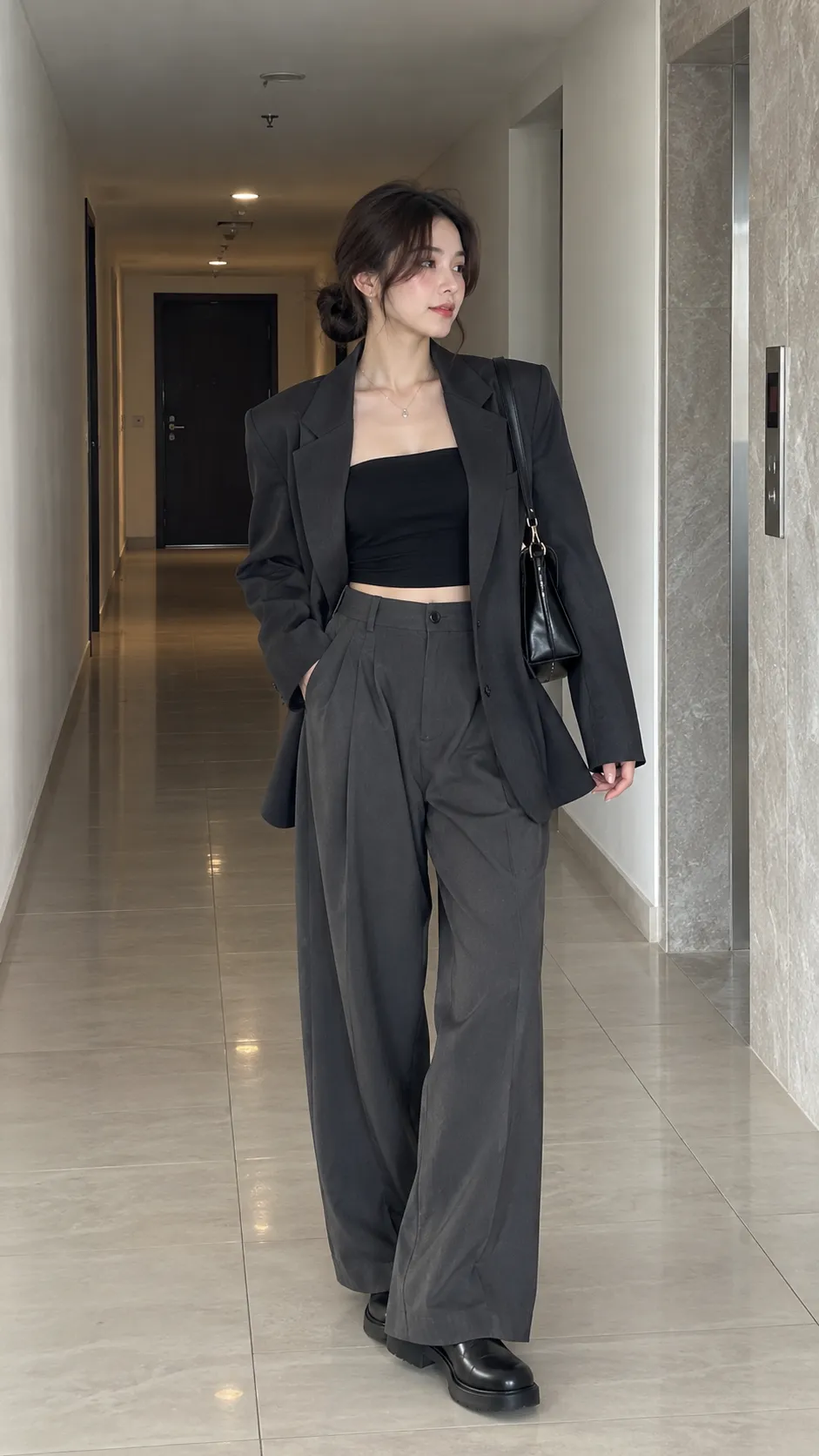Áo ống nữ đen phối blazer boxy quần tây rộng và boots theo office siren