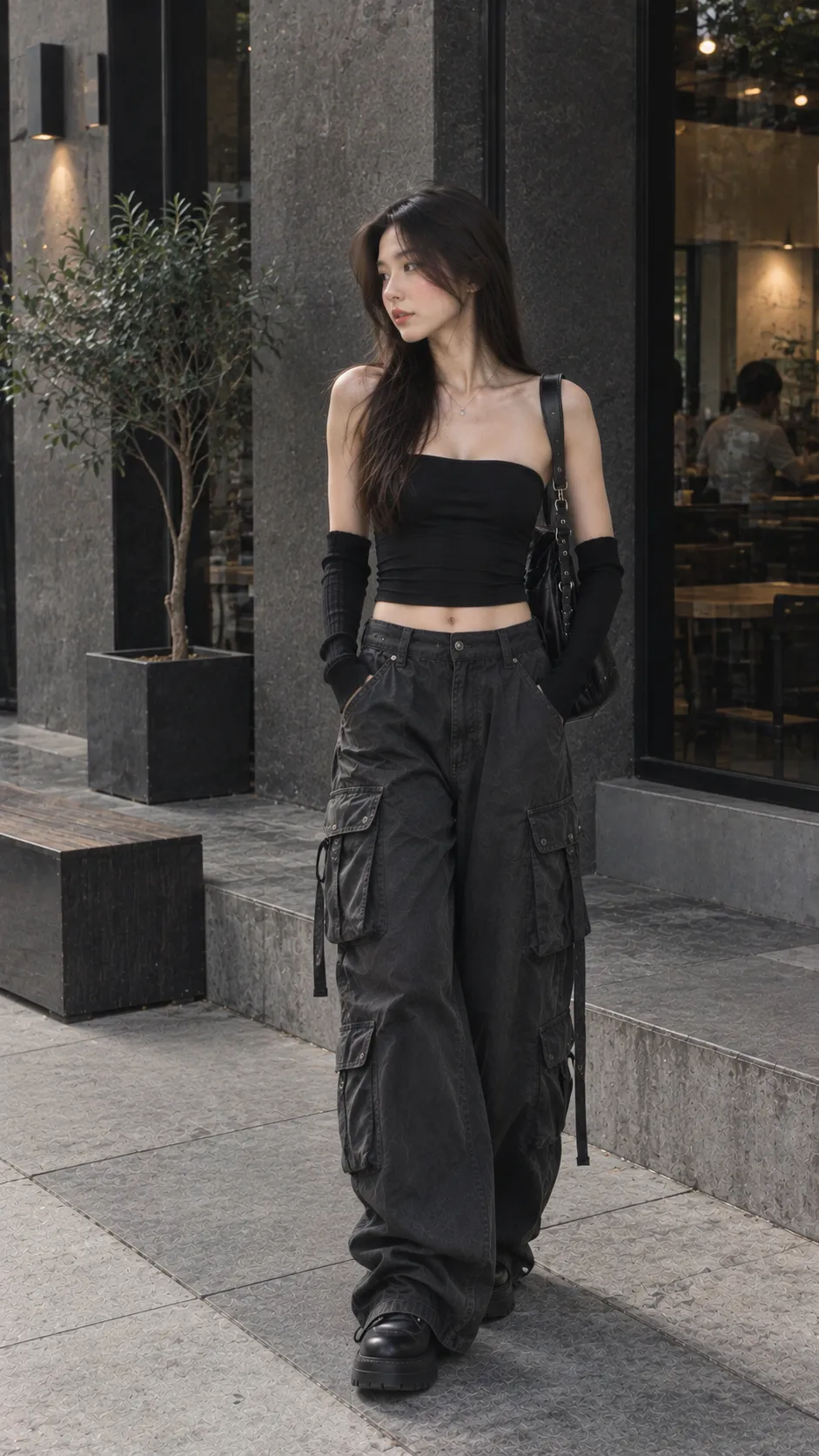 Arm warmers đen ôm tay phối tube top và cargo pants