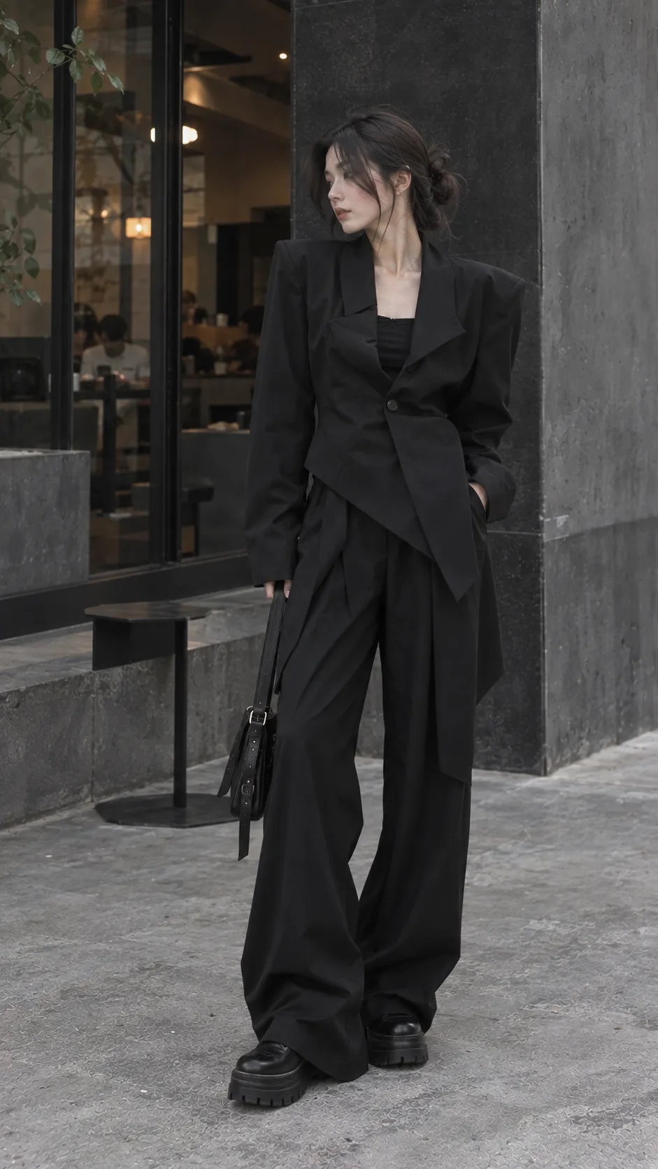Avant-garde outfit với blazer vai lớn thân lệch và quần đen rủ dài