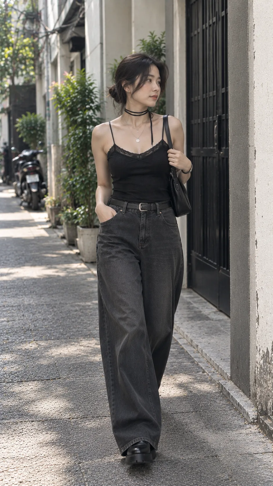 Choker ribbon đen layer cùng hai dây chuyền bạc trên camisole cổ thấp